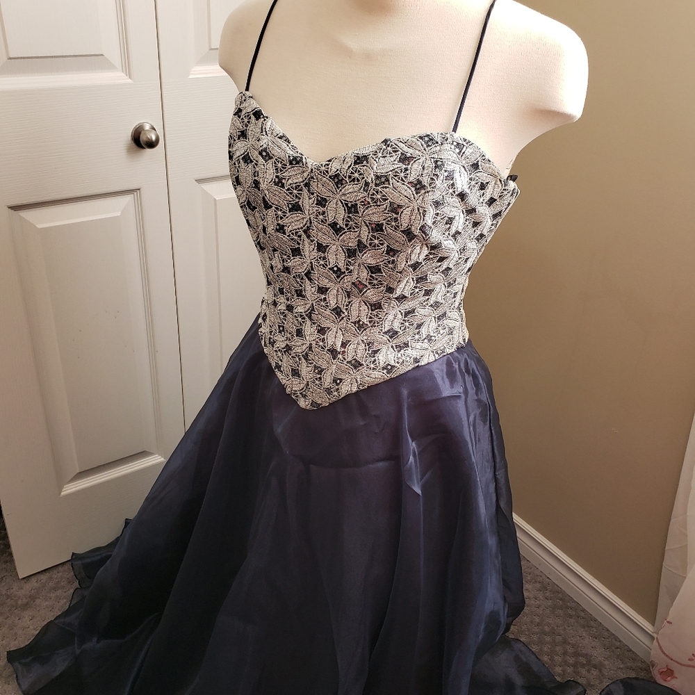Gown - Picture 4 of 5